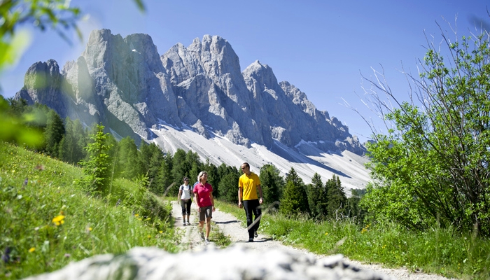 Wandern in Südtirol unter den Geislerspitzen