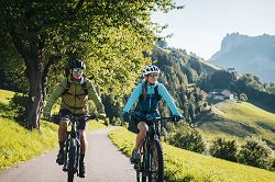 Andare in bicicletta in Val di Funes